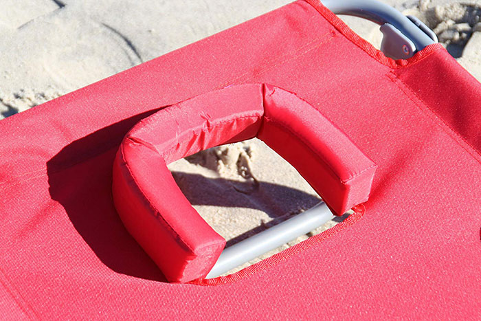 Amazon vend une chaise longue de plage avec un trou pour le visage pour la lecture