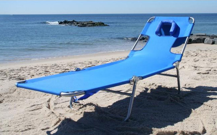 Amazon vend une chaise longue de plage avec un trou pour le visage pour la lecture