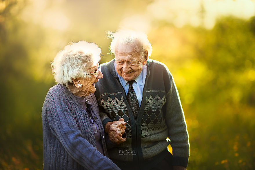 Personne Agée Qui Invente Des Histoires J’ai demandé à des couples de personnes âgées de poser pour des photos