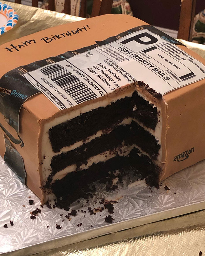 Cette femme aime tellement commander sur Amazon que son mari lui a offert un gâteau d’anniversaire Amazon