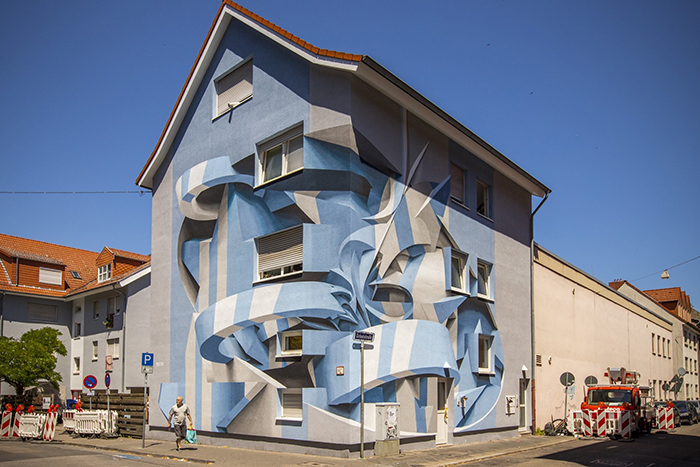 Ce graffeur étonne les passants avec ses dessins abstraits en 3D