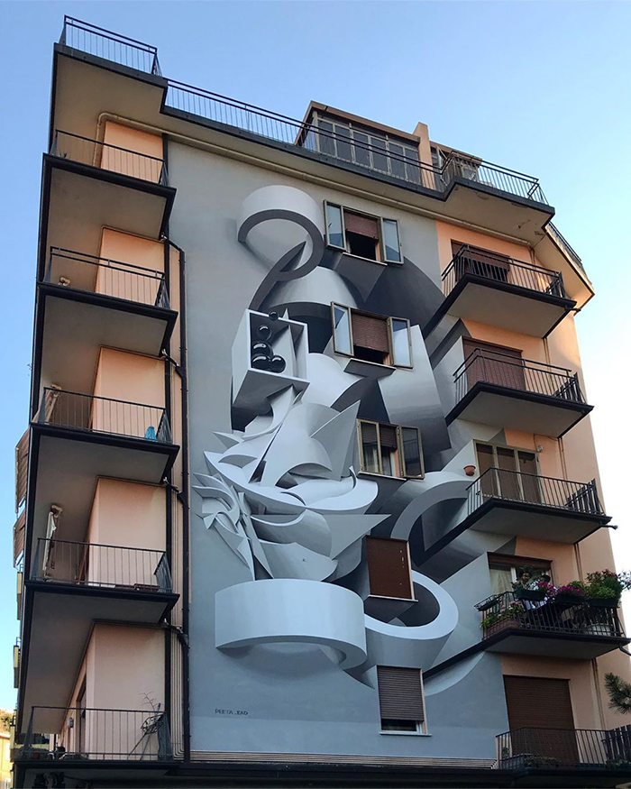 Ce graffeur étonne les passants avec ses dessins abstraits en 3D
