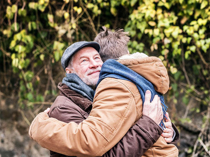 Une mère a jeté son fils gay dehors quand il a fait son coming-out, alors son grand-père l’a reniée dans une puissante lettre