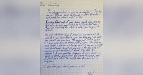 Une mère a jeté son fils gay dehors quand il a fait son coming-out, alors son grand-père l’a reniée dans une puissante lettre