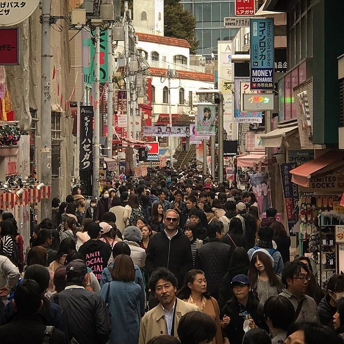 22 fois où des gens ont voyagé au Japon et se sont rendu compte qu’ils étaient trop grands