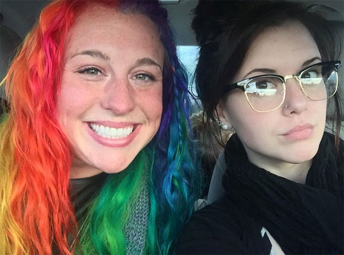 Des photos de deux soeurs totalement différentes et leurs maisons sont devenues virales
