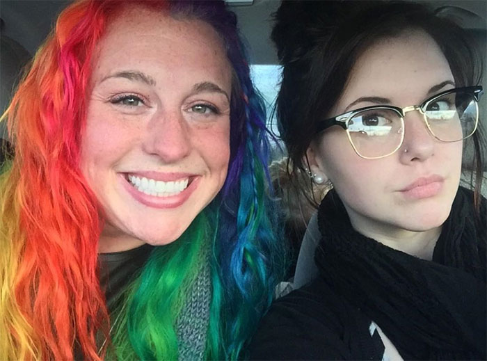 Des photos de deux soeurs totalement différentes et de leurs maisons sont devenues virales