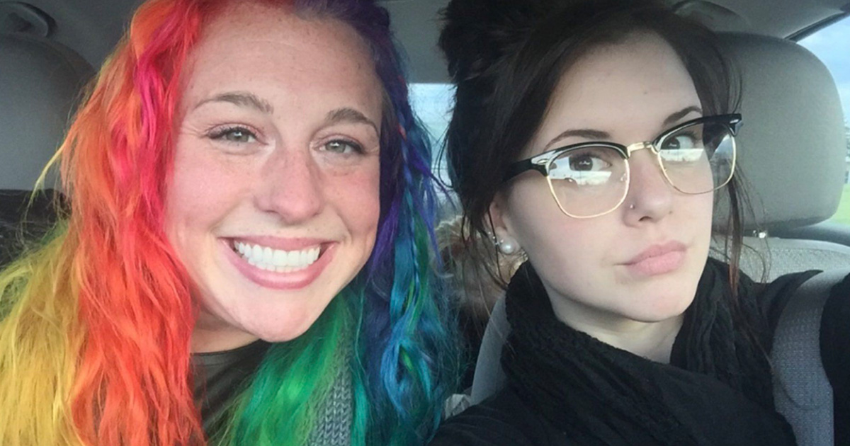 Des photos de deux soeurs totalement différentes et leurs maisons sont devenues virales