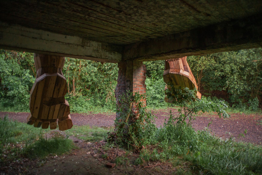 Je cache des géants en bois que je fabrique dans la forêt belge (18 images)