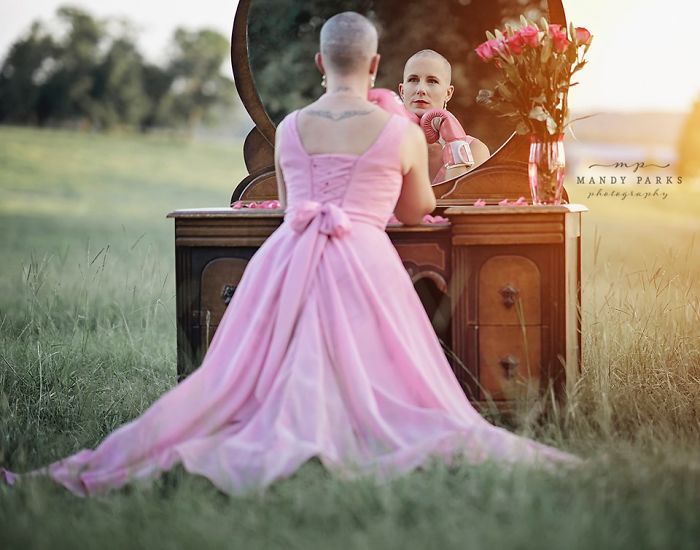 Cette séance photo brute d’une femme qui se prépare à lutter contre le cancer du sein alors que son mari lui rase les cheveux est devenue virale