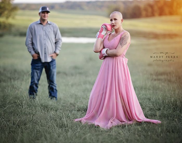 Cette séance photo brute d’une femme qui se prépare à lutter contre le cancer du sein alors que son mari lui rase les cheveux est devenue virale