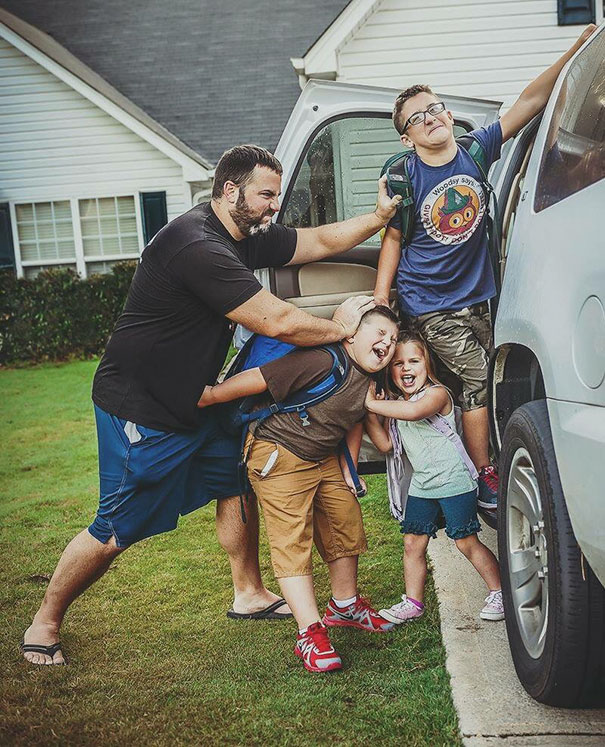 Des mamans et des papas montrent l’horrible moment où leurs enfants retournent à l’école (22 images)