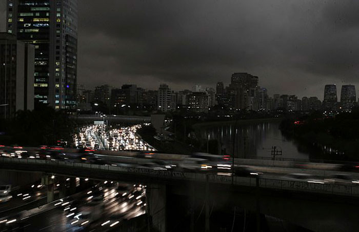Des gens partagent des photos apocalyptiques de Sao Paulo qui a été plongée dans la noirceur pendant la journée à cause des feux de forêt en Amazonie