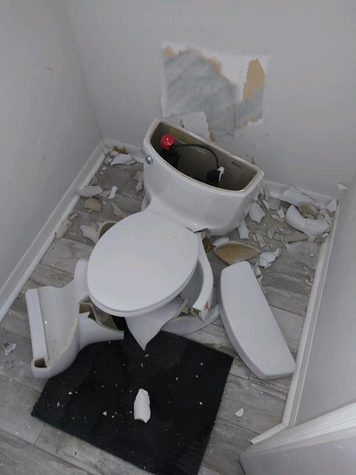 Les toilettes d’une femme ont explosé quand ses pets ont été enflammés par la foudre