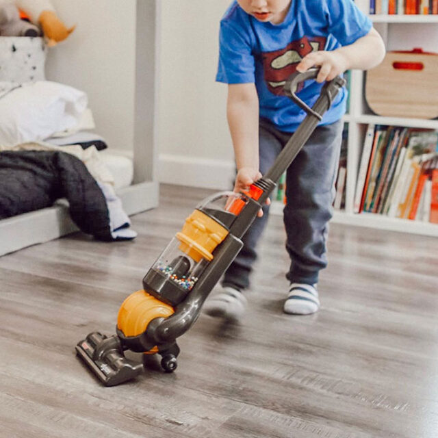 Les parents adorent cet aspirateur Dyson pour enfants à 27 qui
