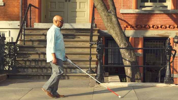 Un ingénieur aveugle a inventé une « canne intelligente » qui utilise Google Maps pour aider les personnes aveugles à naviguer