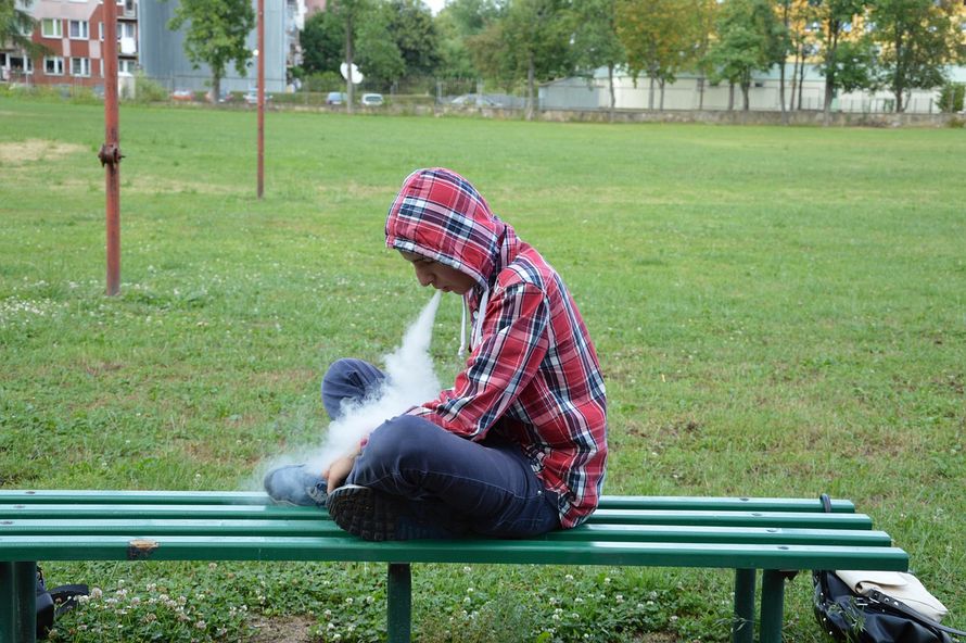 Une cinquième personne est morte d’une maladie liée au vapotage alors que 450 personnes de plus souffrent de graves problèmes pulmonaires