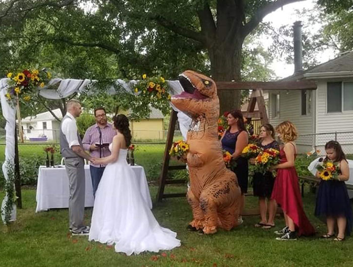 Cette demoiselle d’honneur s’est déguisée en T-Rex et a massacré le mariage de sa soeur