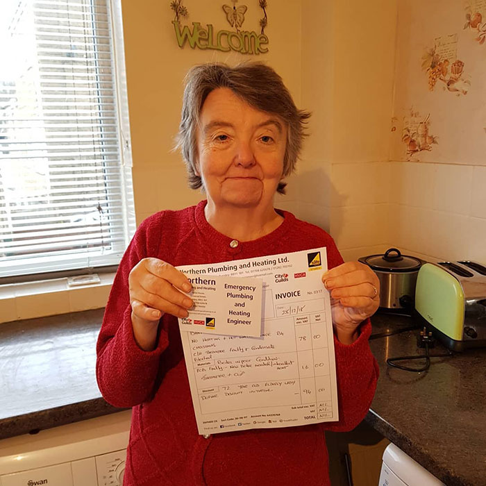 Cette facture d’un plombier pour la réparation du chauffe-eau d’une grand-mère de 91 ans est devenue virale
