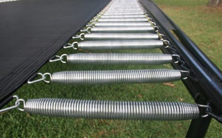 Ce garçon s’est retrouvé avec un ressort de 15 cm incrusté dans le dos après un accident de trampoline