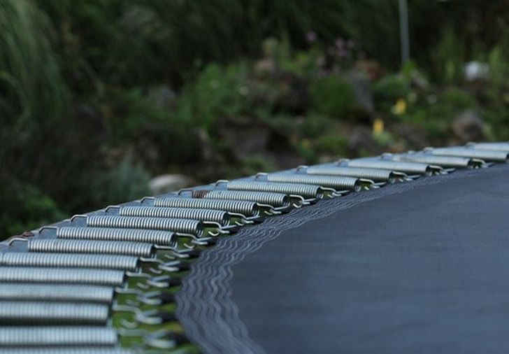 Ce garçon s’est retrouvé avec un ressort de 15 cm incrusté dans le dos après un accident de trampoline