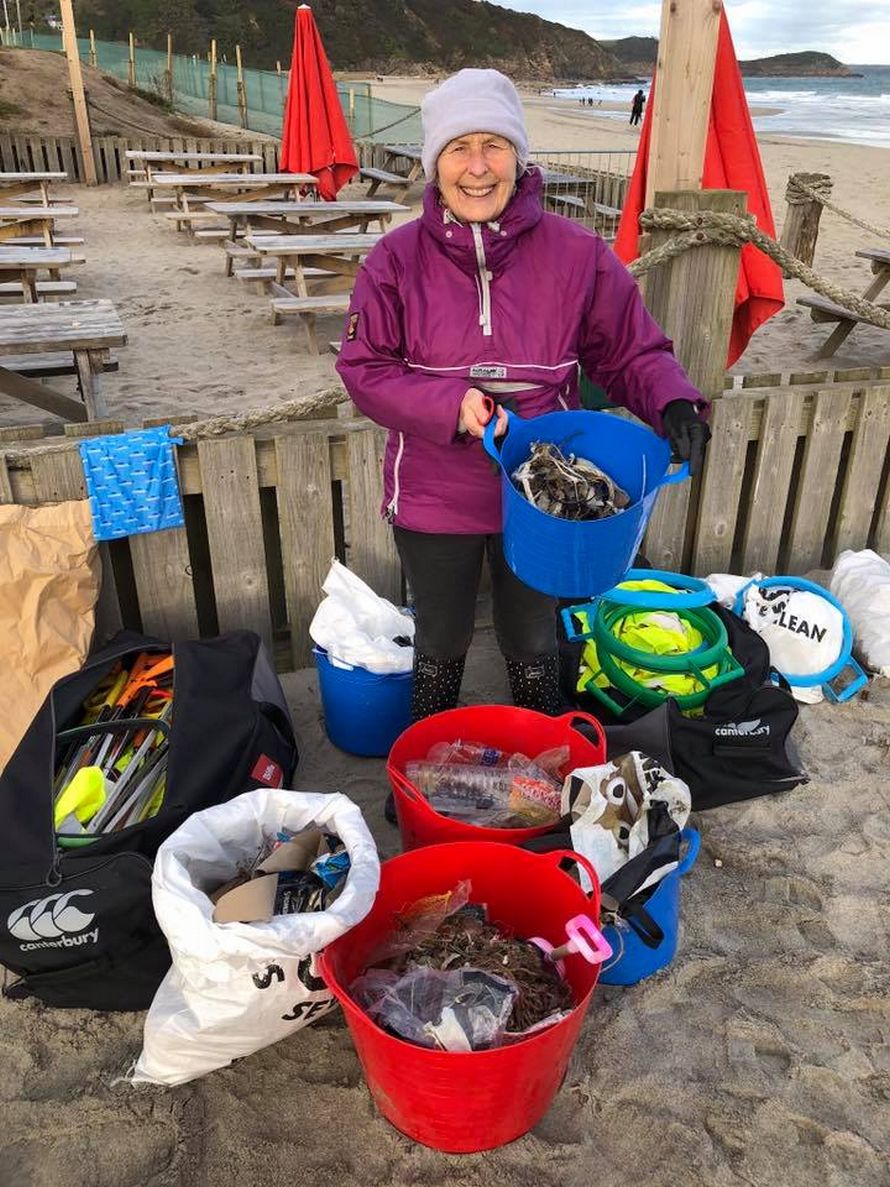 Cette grand-mère de 70 ans a nettoyé 52 plages en un an et a prouvé qu’il n’est jamais trop tard pour prendre soin de notre planète