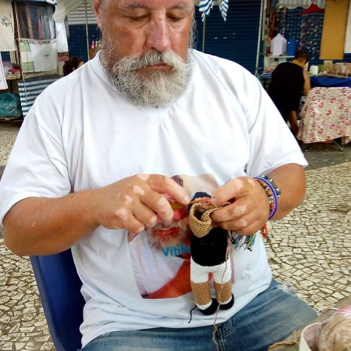 Ce grand-père est atteint de vitiligo et crochète des poupées pour aider les enfants avec cette maladie à se sentir mieux