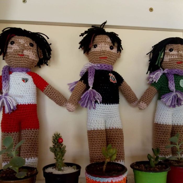 Ce grand-père est atteint de vitiligo et crochète des poupées pour aider les enfants avec cette maladie à se sentir mieux