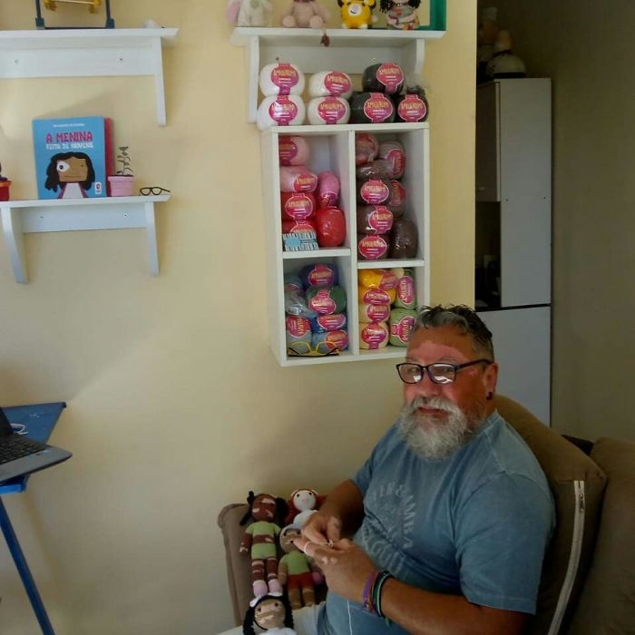 Ce grand-père est atteint de vitiligo et crochète des poupées pour aider les enfants avec cette maladie à se sentir mieux