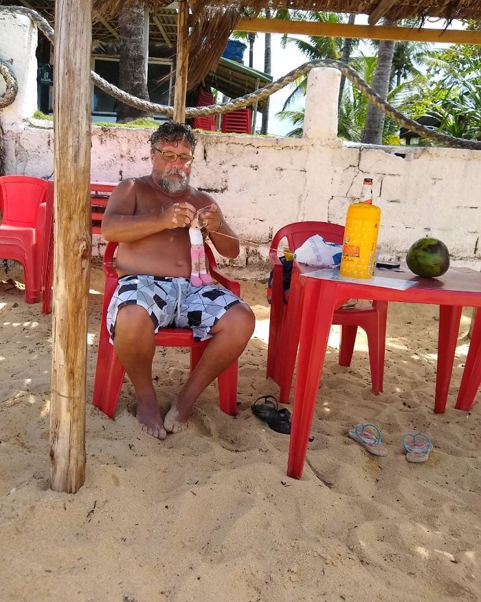 Ce grand-père est atteint de vitiligo et crochète des poupées pour aider les enfants avec cette maladie à se sentir mieux