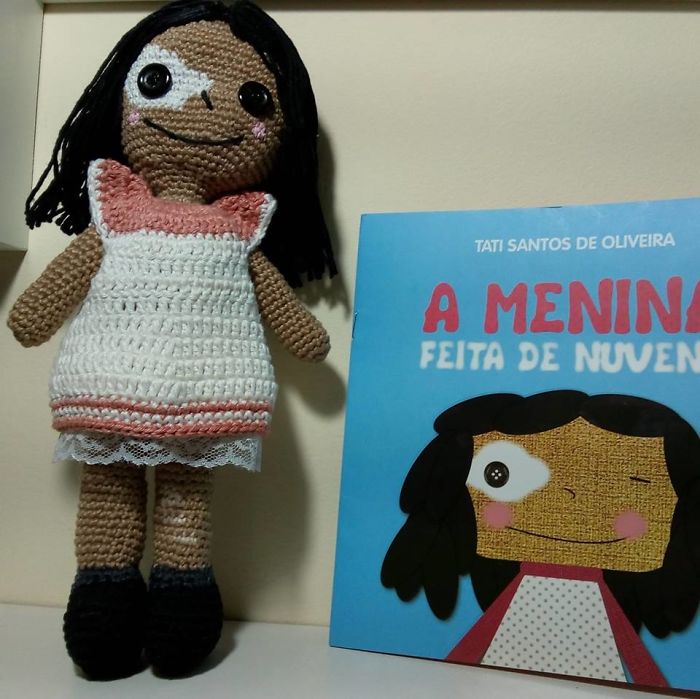 Ce grand-père est atteint de vitiligo et crochète des poupées pour aider les enfants avec cette maladie à se sentir mieux