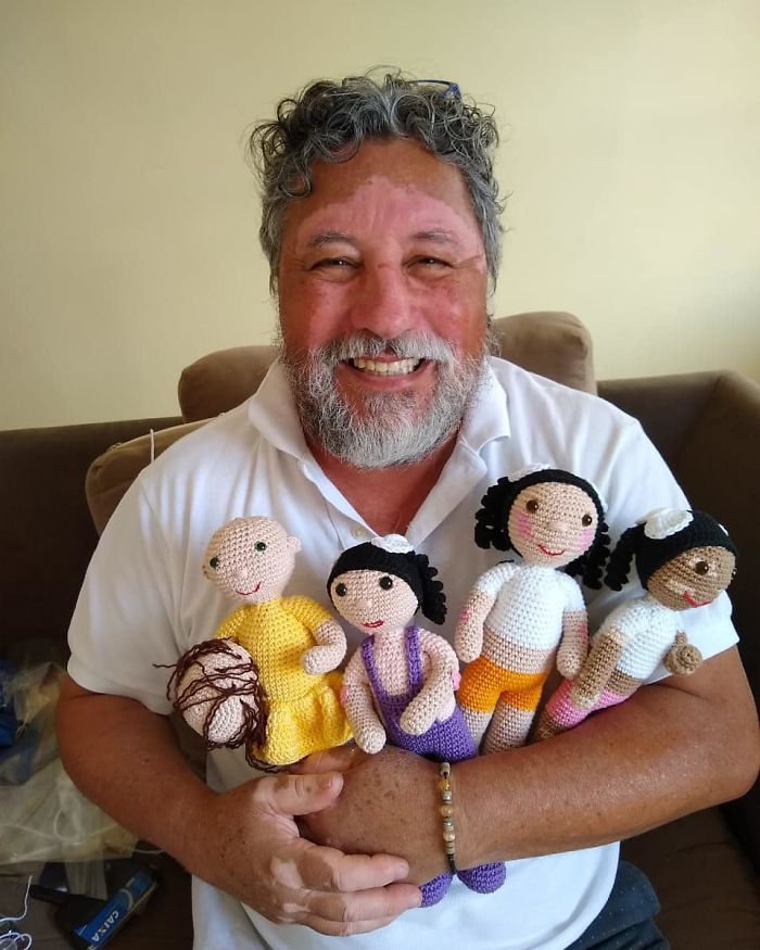 Ce grand-père est atteint de vitiligo et crochète des poupées pour aider les enfants avec cette maladie à se sentir mieux