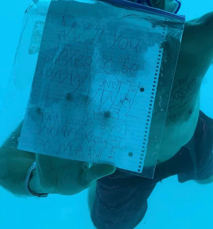 Un homme se noie en demandant sa petite amie en mariage sous l’eau