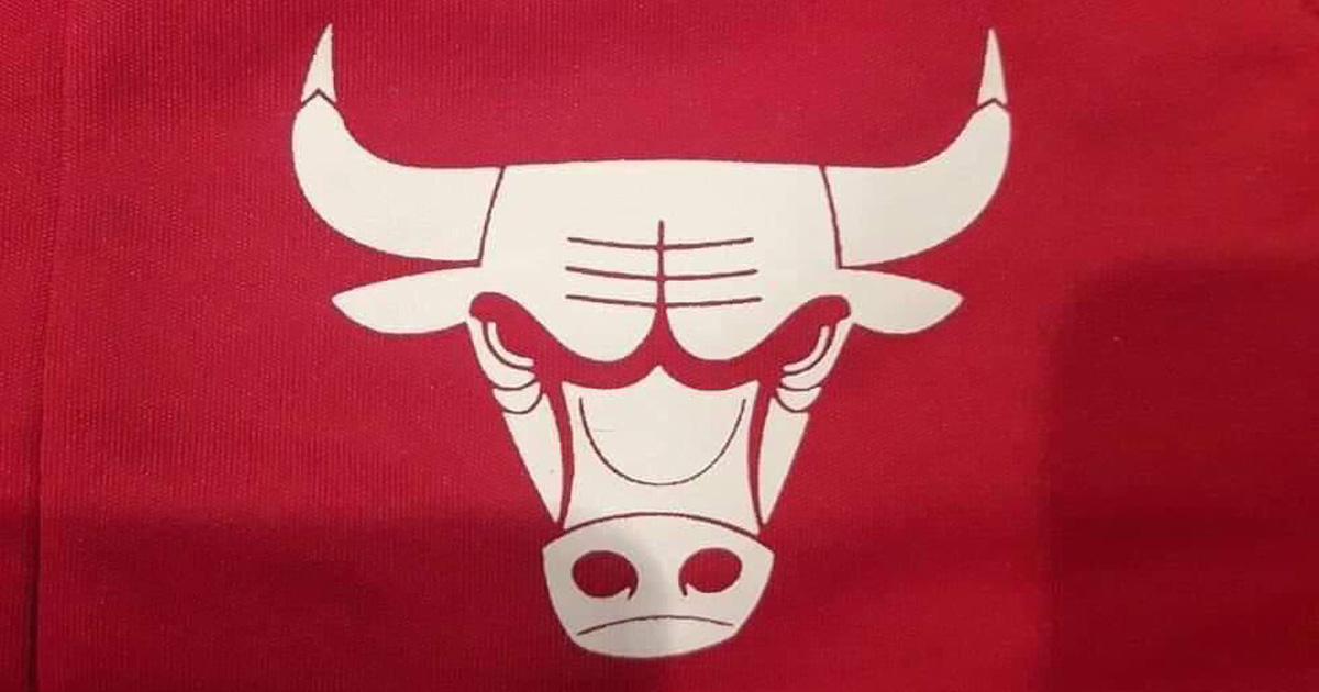 Le logo des Bulls de Chicago à l’envers ressemble à un robot qui baise avec...