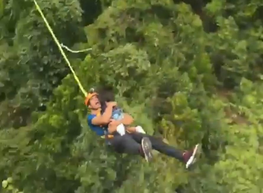 Ce père a été vivement critiqué après avoir publié un dangereux saut à l’élastique avec son tout-petit