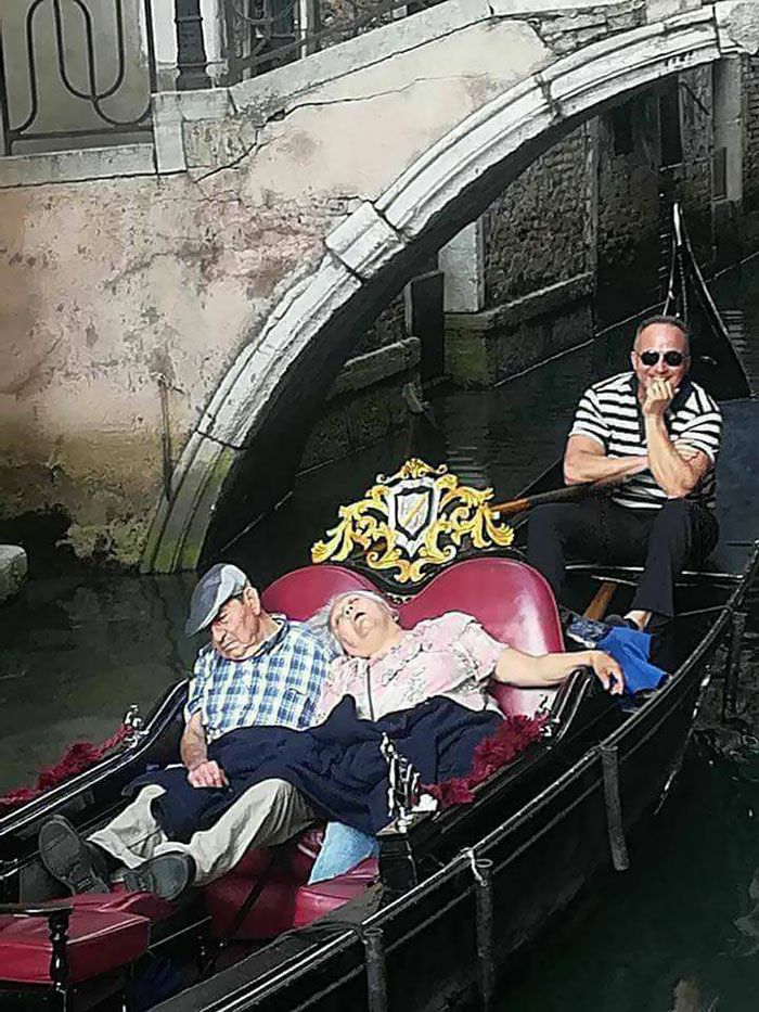 22 personnes qui ont été surprises à faire la sieste des façons les plus drôles et les plus inconfortables