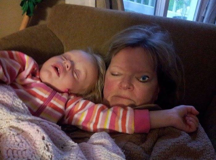 22 personnes qui ont été surprises à faire la sieste des façons les plus drôles et les plus inconfortables