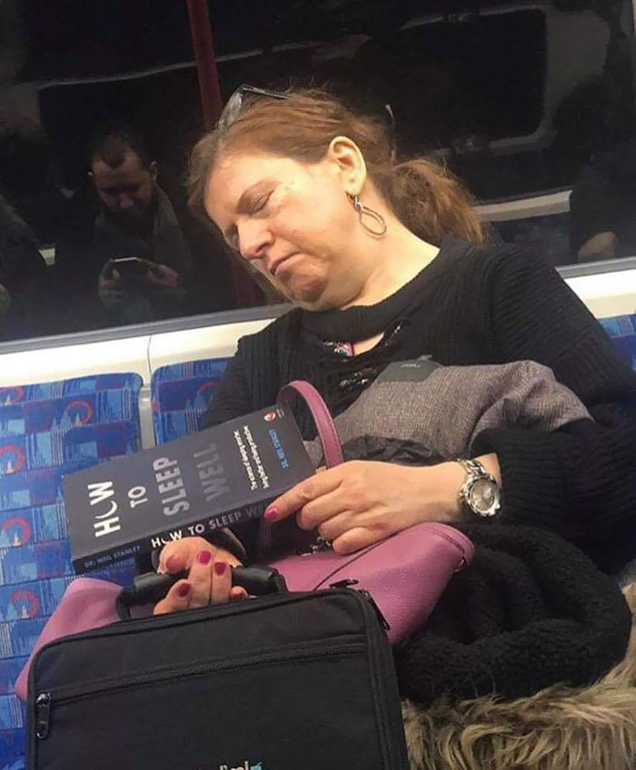 22 personnes qui ont été surprises à faire la sieste des façons les plus drôles et les plus inconfortables