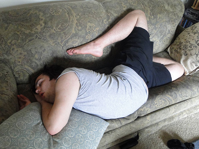 22 personnes qui ont été surprises à faire la sieste des façons les plus drôles et les plus inconfortables