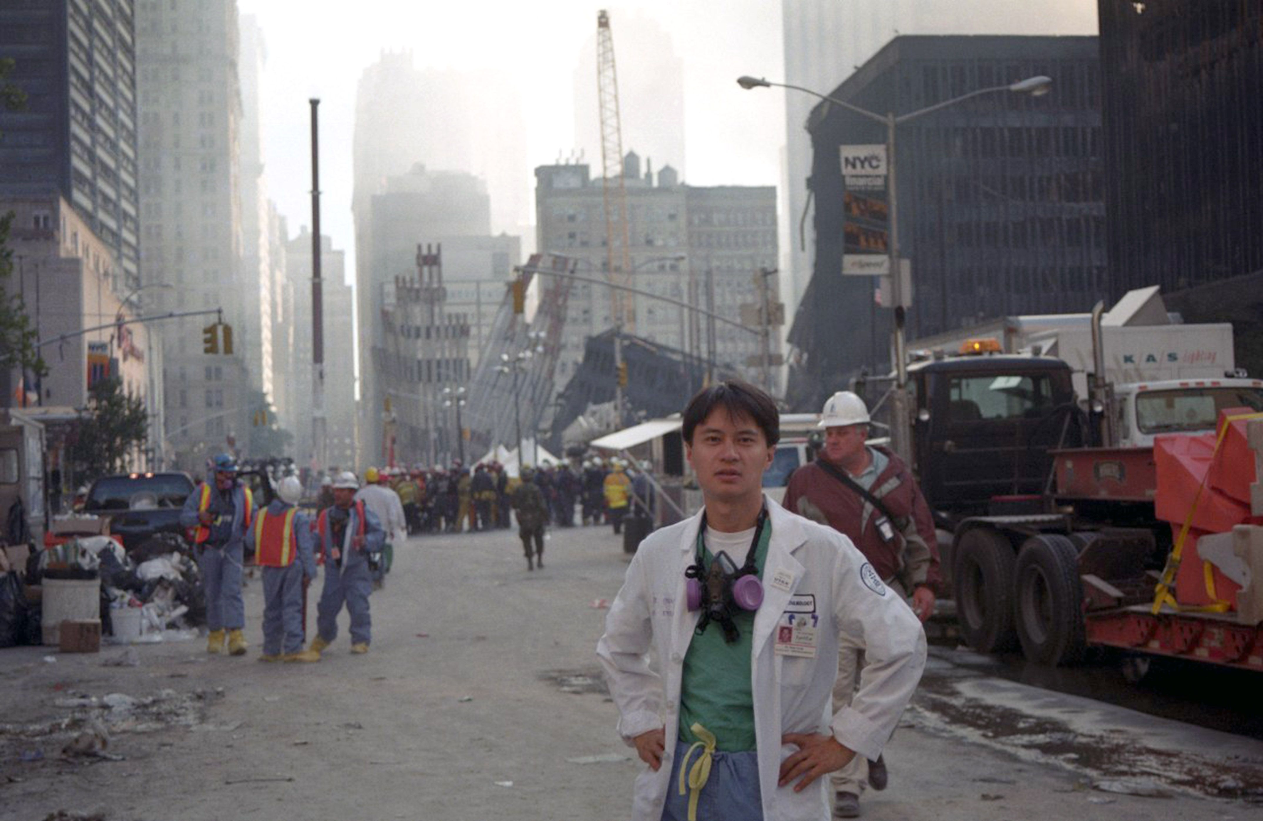 18 photos inédites du 11 septembre dévoilées par le premier médecin arrivé sur les lieux de la tragédie