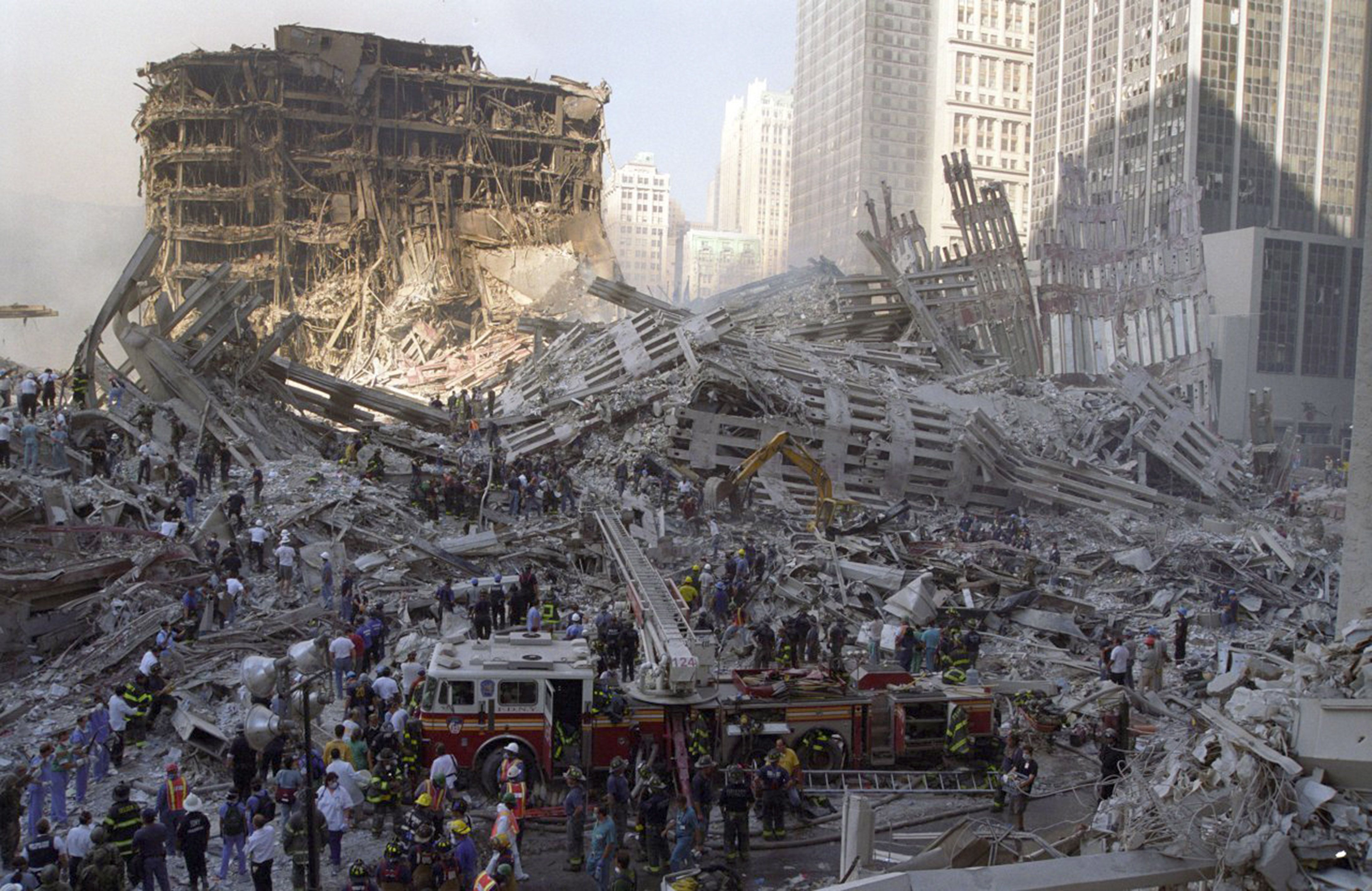 18 photos inédites du 11 septembre dévoilées par le premier médecin arrivé sur les lieux de la tragédie