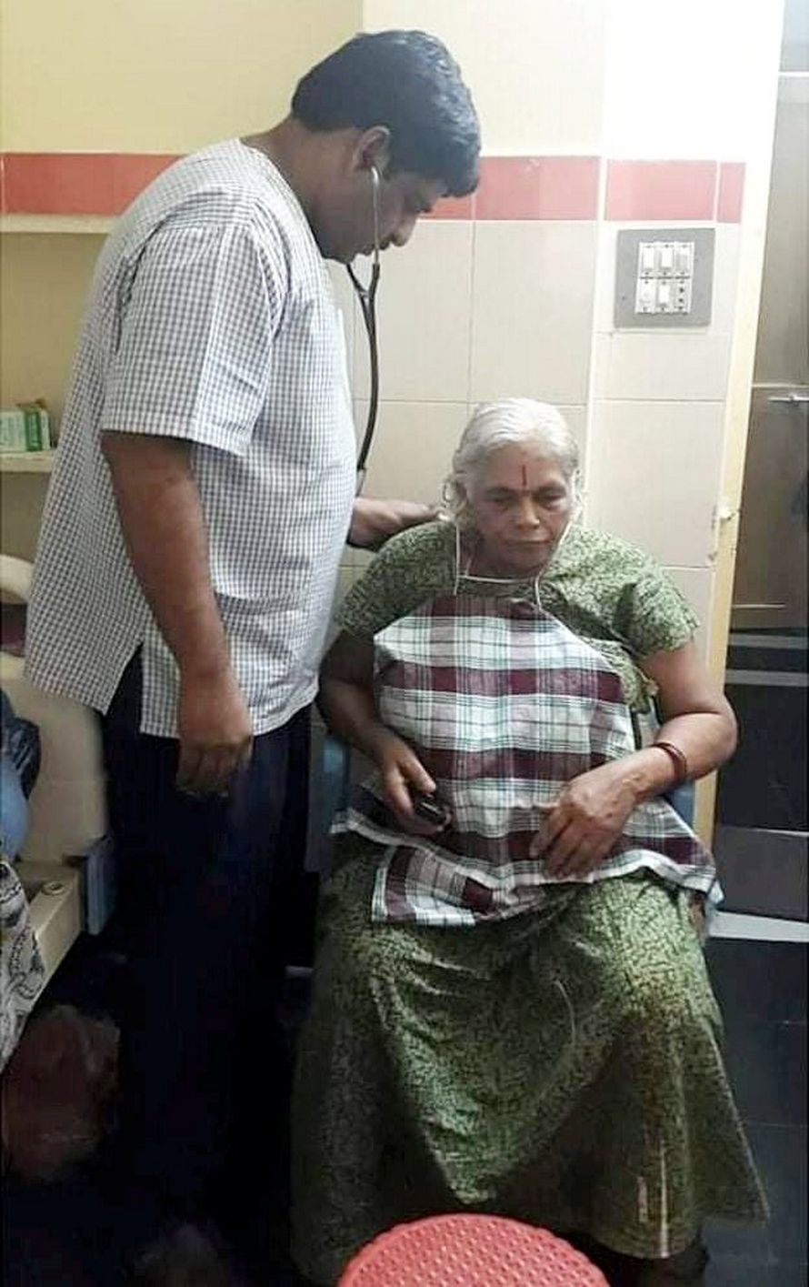 Cette femme de 74 ans est devenue la plus vieille maman du monde après avoir donné naissance à des jumelles