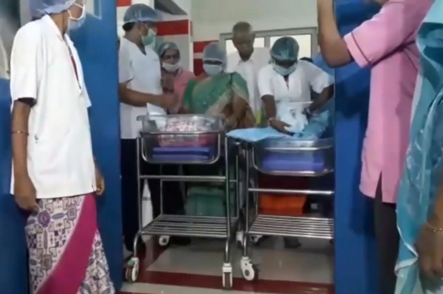 Cette femme de 74 ans est devenue la plus vieille maman du monde après avoir donné naissance à des jumelles