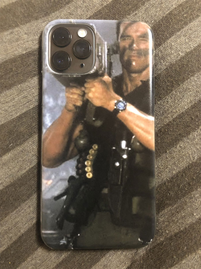 Quelqu'un a remarqué que Arnold Schwarzenegger a la coque d'iPhone ...