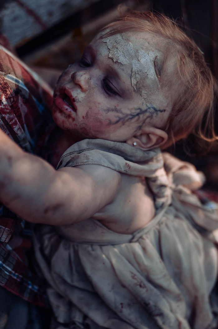Une maman a transformé son bébé en zombie pour une séance photo d’horreur et la petite a assuré