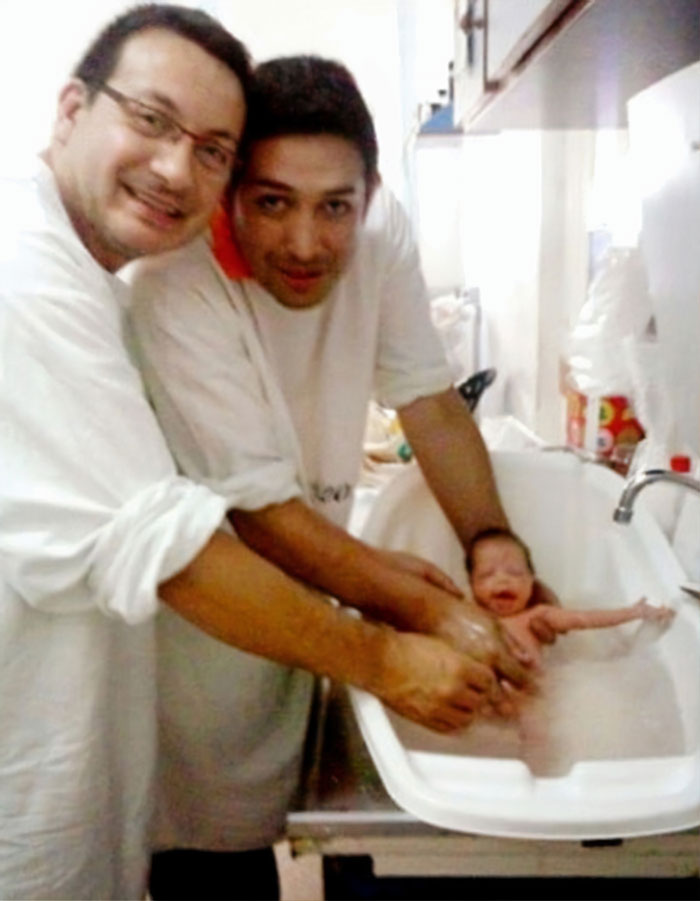 Ce couple gay a adopté un bébé séropositif qui avait été rejeté par 10 familles