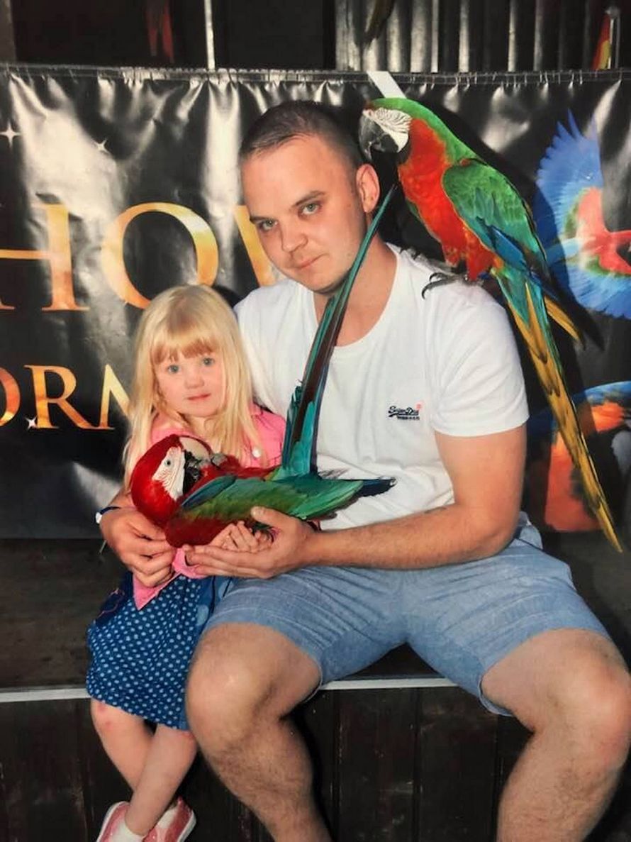 Un papa a laissé sa fille seule pendant dix minutes et elle a dévoré 18 yogourts