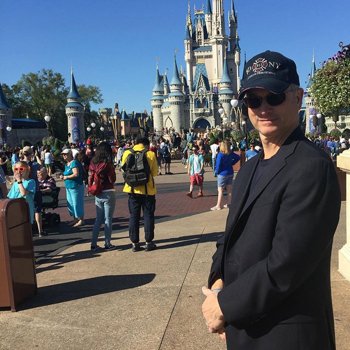 Cet homme a emmené gratuitement à Disney World près de 9 000 enfants de soldats tombés au combat