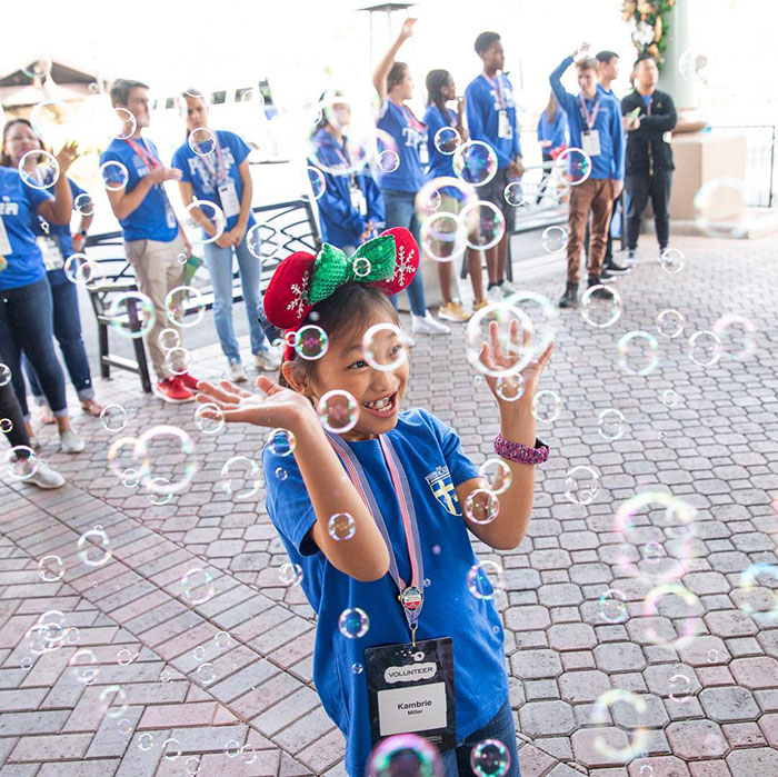Cet homme a emmené gratuitement à Disney World près de 9 000 enfants de soldats tombés au combat