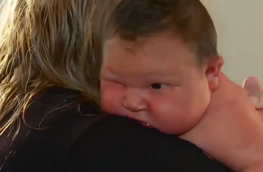 Une maman donne naissance à une « mini lutteuse de sumo » de 5,88 kg